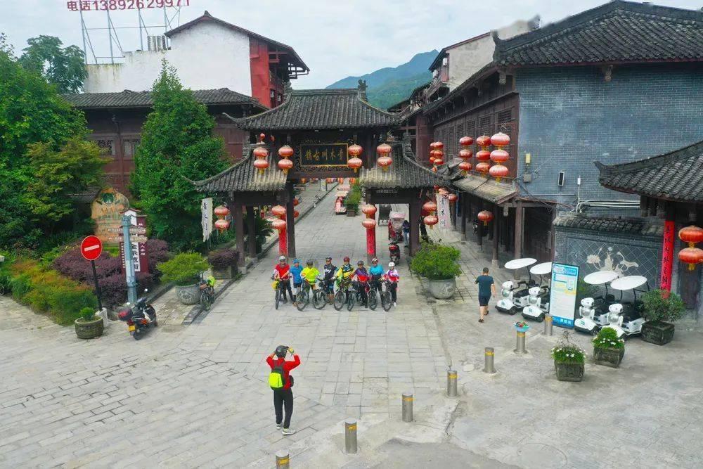 小车爆胎抛锚快车道,交警化身“修理工”热心解围