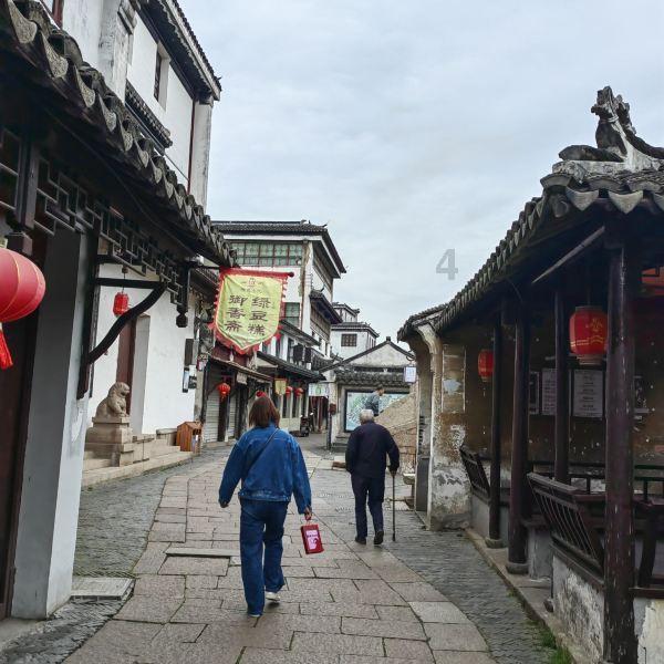 外媒:法国全国性抗议活动蔓延至首都 农民封锁巴黎周边高速公路